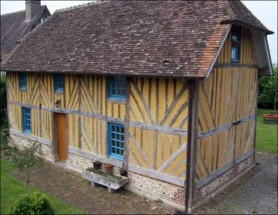 Au dtour d'une campagne verte et vallonne, rpute pour son cidre et ses jolies vaches laitires, vous apercevrez cette maison en rgion ...