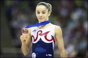 Quelle gymnaste a fait une chute aux barres asymtriques aux JO 2012 ?