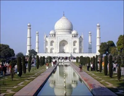 Dans quelle ville se trouve le Taj Mahal ?
