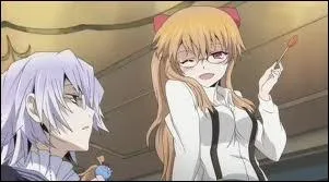 Sharon prend la sucette de Xerxes en lui disant ...