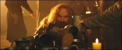 Dans la version longue, Lgolas et Gimli jouent  boire, qui gagne ?