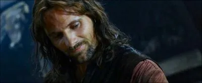 Dans la version longue, lorsqu'ils sont tous partis se coucher, Aragorn se lve pour fumer une pipe... Qui aperoit-il en train de dormir en quittant sa chambre ?