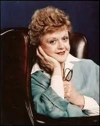 Plus tard, elle et donc le succs que l'on connait dans de nombreux films, mais aussi dans la srie Arabesque (Murder, she said (Meurtre, dit-elle)), qui dura combien de saisons ?