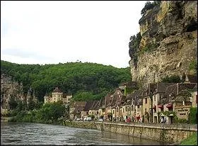 Situ sur les bords de la Dordogne, je suis l'un des dix plus beaux villages de France rpertoris dans le dpartement :