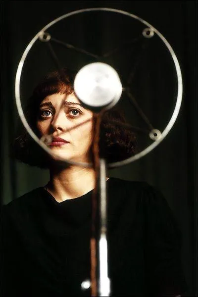 En 2007, quelle interpr�te remporte l'Oscar de la meilleure actrice pour son interpr�tation dans  La M�me  , r�alisation 100 % fran�aise sur la vie d'Edith Piaf ?