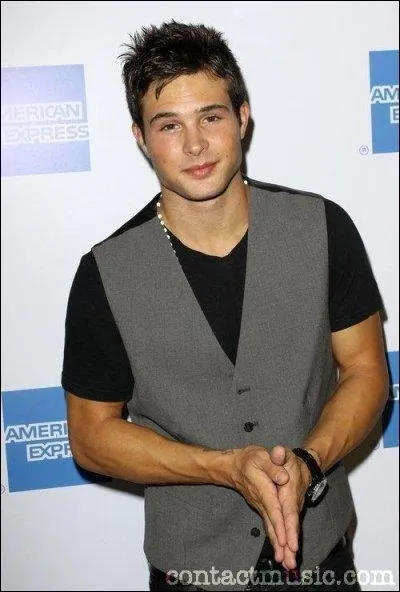 Avec qui Lina va-t-elle sortir ?