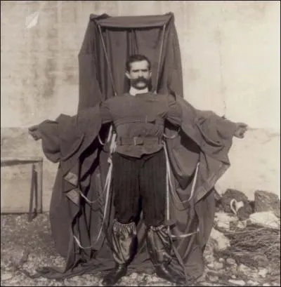 Le 4 fvrier 1912, Franz Reichelt teste son costume-parachute du 1er tage de la Tour Eiffel, mais ...