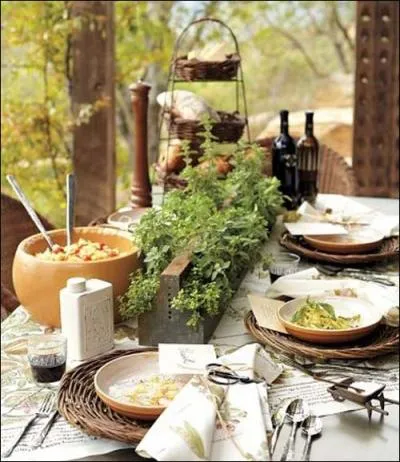 C'est les vacances : l'occasion de runir des amis pour grignoter ensemble, dehors, et de prendre le temps d'agrmenter sa table d'un peu de joliesse... Pour un litre d'huile d'olive, si dlicieuse