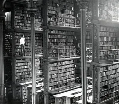 C'est les vacances : l'occasion de lire tout qui nous plat, l'occasion de vivre des milliers d'aventures au travers du talent des crivains... Qui est l'auteur le + vendu en  poche  ?