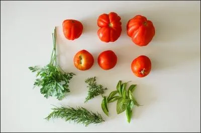 C'est les vacances : l'occasion de dguster des tomates et du basilic tout frais, juste tels quels, juste leur saveur originale. En Italie, pays o elle est reine, la tomate est nomme ?