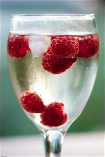 C'est les vacances : l'occasion de dguster des boissons fraches et lgres, avec le petit grain de fantaisie dlicieuse qui rjouit le regard et le palais. A propos, le glaon... ?