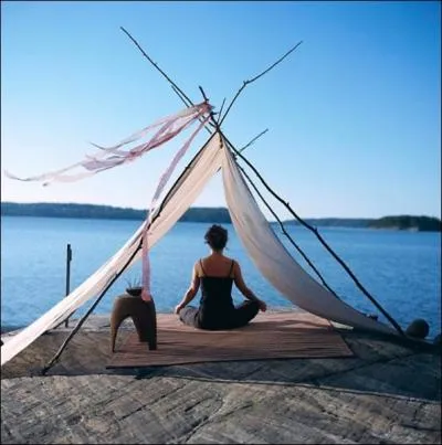 C'est les vacances : l'occasion de mettre son esprit en vacances, de faire une pause, de mditer, de se concentrer sur soi. De quel pays est originaire le yoga ?