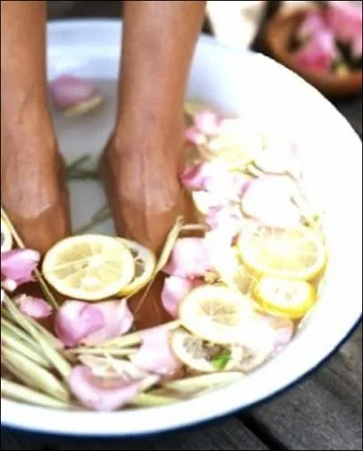 C'est les vacances : l'occasion d'tre aimable avec son corps, de le rafrachir, de le soigner, dans une ambiance ralentie et parfume, de l'moustiller avec du parfum. Lequel moustille le + ?