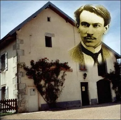 Auteur du roman   La guerre des boutons  , cet crivain vcut dans cette demeure de Belmont dans le Doubs, sige de l'cole publique o exerait son pre... .