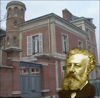 C'est dans cette maison d'Amiens, que ce grand auteur de romans d'aventures et de science-fiction crira   Mathias Sandorf   ... .