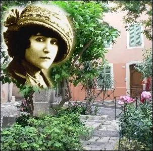 Elle achte cette petite maison de la baie des Canebiers  St Tropez en 1925 et la baptisera   La Treille Muscate  . Elle y retournera tous les ts et y crira son livre   La naissance du jour   . .