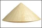 Ce chapeau est l'un des symboles du Vietnam. De nos jours, il n'existe plus que dans les campagnes, les citadins, le dlaissant peu  peu et de plus en plus ...