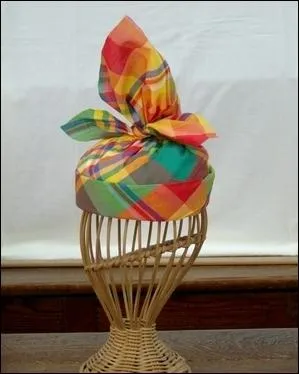 Le port du chapeau tant interdit au temps de l'esclavage, les Antillaises adoptrent pour parfaire leur beaut :