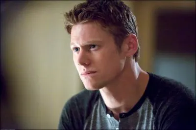 Comment Matt a-t-il russi  emmener Elena dans sa voiture ?