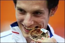 Qui est ce champion, mdaille d'or en athltisme ( saut  la perche ) ?