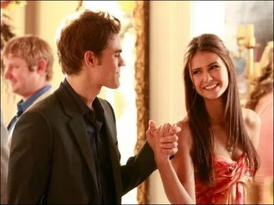 Dans le saison finale 3, qui Elena choisit-elle ?