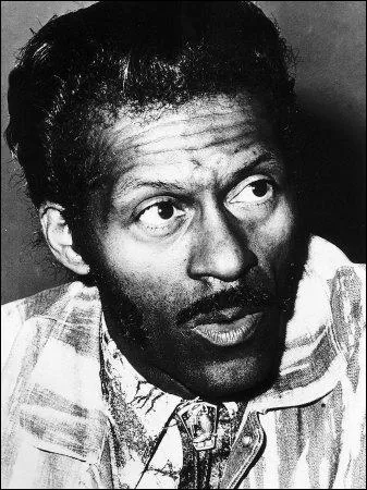 Grand guitariste et chanteur amricain, il a influenc de nombreux et clbres artistes. Son rpertoire a t souvent repris, notamment 'Roll Over Beethoven' et 'Johnny B. Goode' :