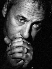 Leader des Dire Straits, il tait surnomm  L'homme tranquille du rock n' roll  dans les annes 80. 'Sultans Of Swing' et 'Money For Nothing' sont quelques uns de ses grands succs :