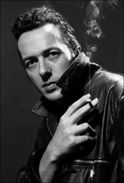Mort  50 ans, il est connu pour avoir t le leader de l'un des groupes les plus emblmatiques du courant punk,  savoir les Clash ('Rock the Casbah', 'London Calling') :