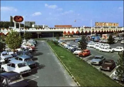 C'est  Saint-Michel-sur-Orge, dans l'Essonne, qu'est inaugur en 1968 le premier hypermarch de cette chane, depuis rachet par les tablissements Carrefour.