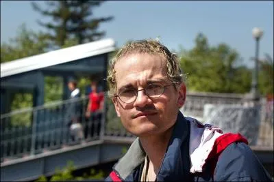 Un autre Franais, trilingue, excelle  tel point dans l'usurpation d'identit, qu'on l'a surnomm le camlon, 500 usurpations  son actif !