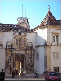 Dès 1540, nait la Faculté de __________. Elle est la première université du pays au même titre qu'Oxford ou la Sorbonne dans la vieille Europe.