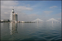 Le pont Vasco de Gama enjambe l'estuaire du Tage. Ce fleuve vient se jeter dans l'océan Atlantique à Lisbonne et prend sa source en :