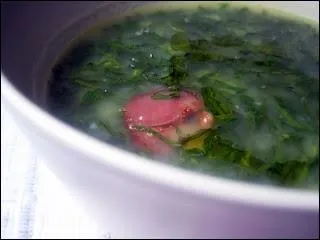 Emincez du choux vert en fines lamelles, cuisinez-le avec de la pure de pommes de terre  maison  et rajoutez, juste avant de servir bien chaud, une belle tranche de chorizo. Vous servez un :