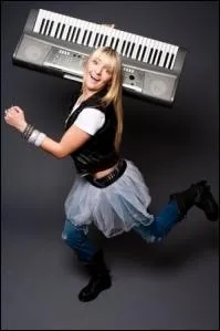 Que joue-t-elle comme instrument dans son groupe familial les R5 ?