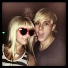 Avec qui est-elle sur cette photo ?