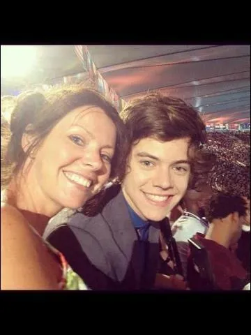 Comment s'appelle la mre d'Harry Styles ?