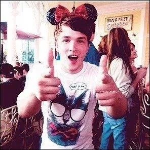 Comment s'appelle le batteur qui joue avec eux ?