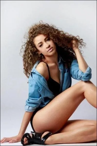 Danielle Peazer est ...