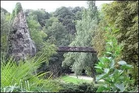 Comment se nomme cet immense parc situ au nord-est de la capitale dans le 19me arrondissement ?