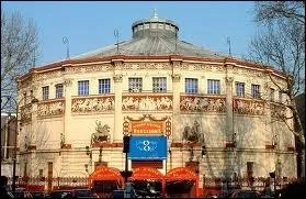 Ce monument se trouve entre la place de la Nation et la place de la Bastille .....