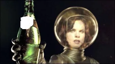 Cette femme qui est dans l'espace va boire...