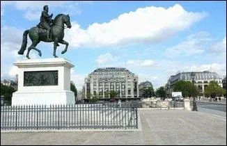 Je suis l'dauphin d'la place Dauphine / Et la place Blanche a mauvaise mine !