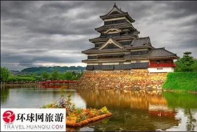 Quel est ce château surnommé" le corbeau" en raison de sa couleur noire ?