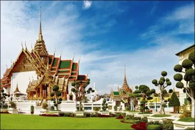 Quel est celui-ci qui abrite le temple sacré et héberge le Bouddha d'émeraude ?