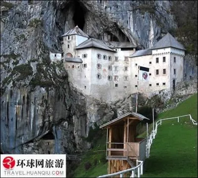Quel est ce château, seul au monde à être construit dans une grotte ?