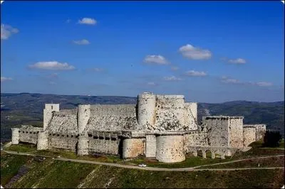 Quelle est cette imposante forteresse ?