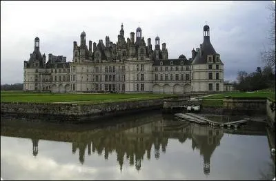 Quelle est cette construction grandiloquente, le plus visité et le plus vaste des châteaux de la Loire ?