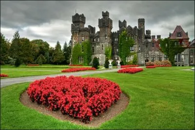 Quelle est cette demeure médiévale datant du 18e siècle, restaurée et agrandie au milieu du 19e ?