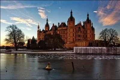 Quel est ce château médiéval dont les plus anciennes traces datent de 973 construit dans un décor de conte de fées ?