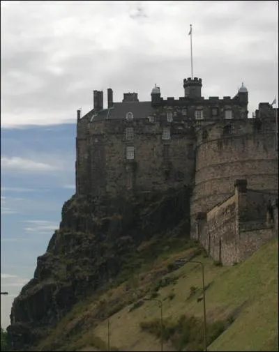 Quelle est cette ancienne forteresse édifiée sur un rocher volcanique ?